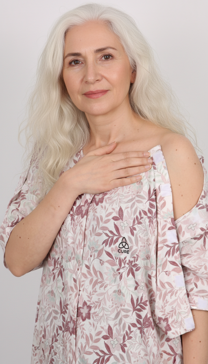 ComfortCure adaptif kıyafet omuz bölgesi açık pansuman ve dren erişimi gösterimi