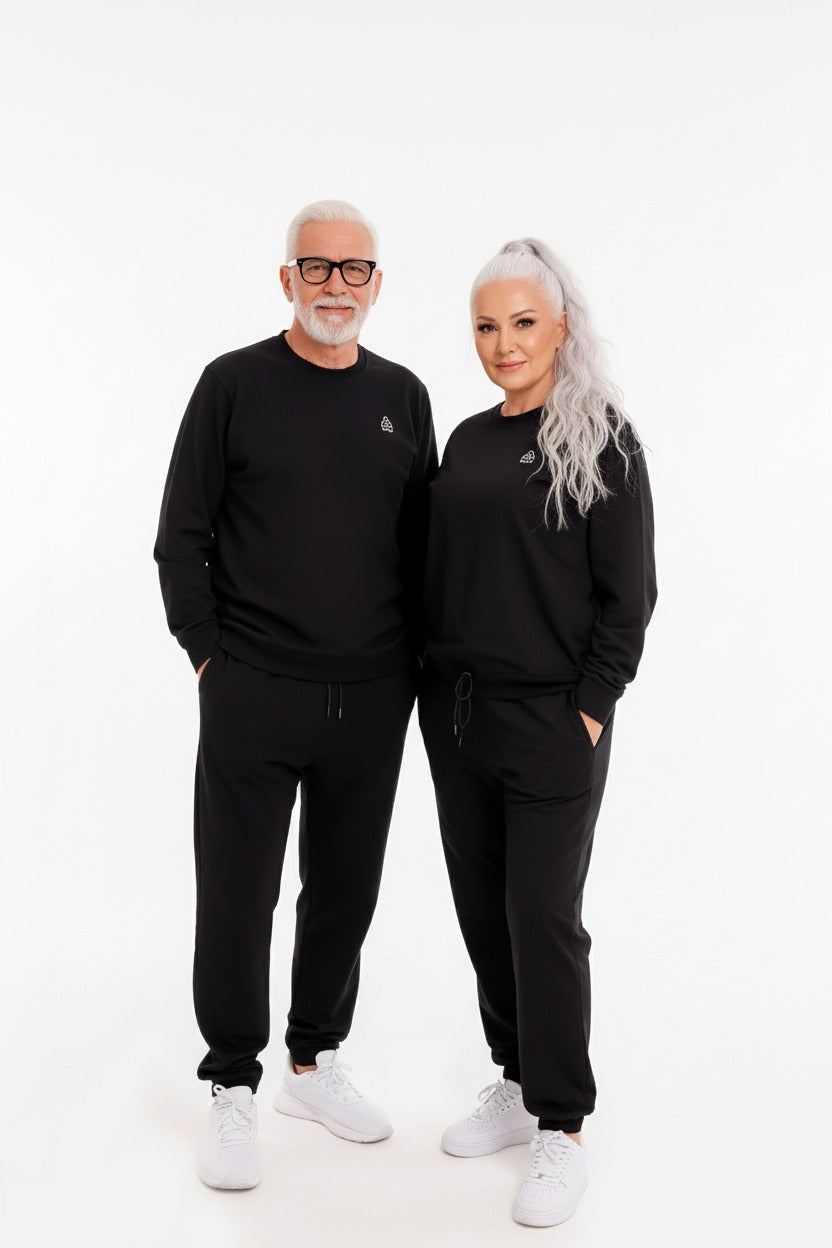 ComfortCure Alzheimer demans bakım tulumu siyah renk kadın ve erkek model birlikte unisex görünüm