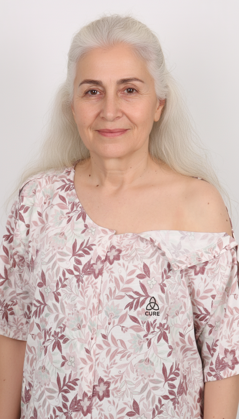 ComfortCure ameliyat sonrası adaptif hasta bakım kıyafeti önden görünüm