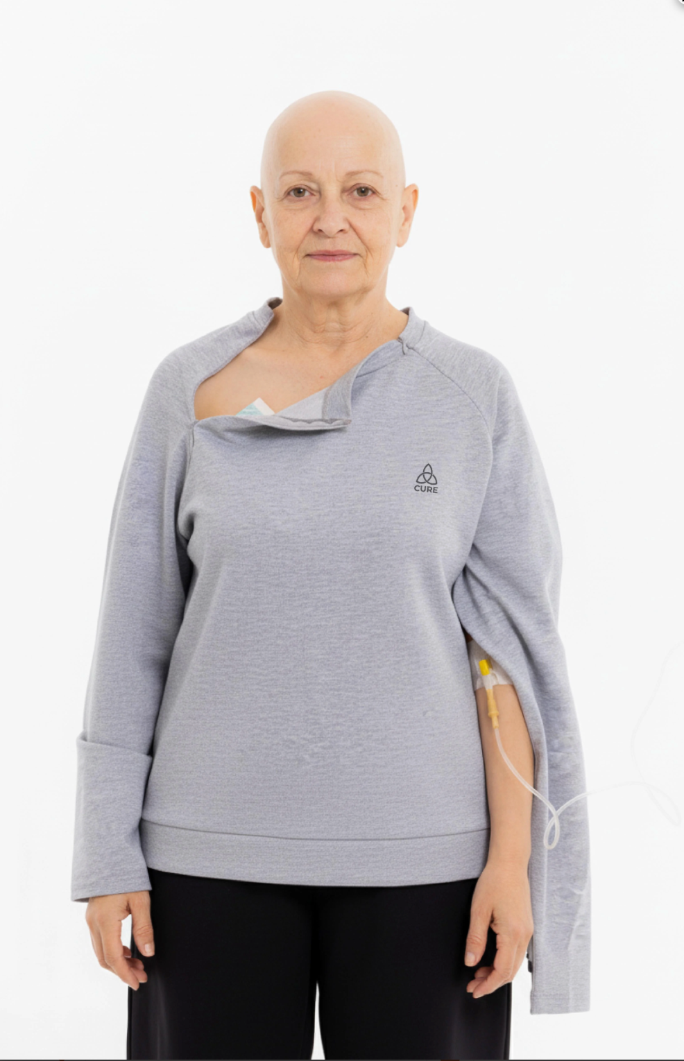 ComfortCure adaptif kemoterapi kıyafeti kadın model üzerinde tam boy önden görünüm, gri renk