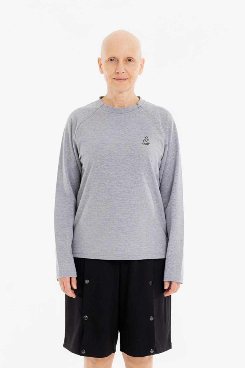 ComfortCure adaptif kemoterapi kıyafeti kadın model üzerinde tam boy önden görünüm, gri renk