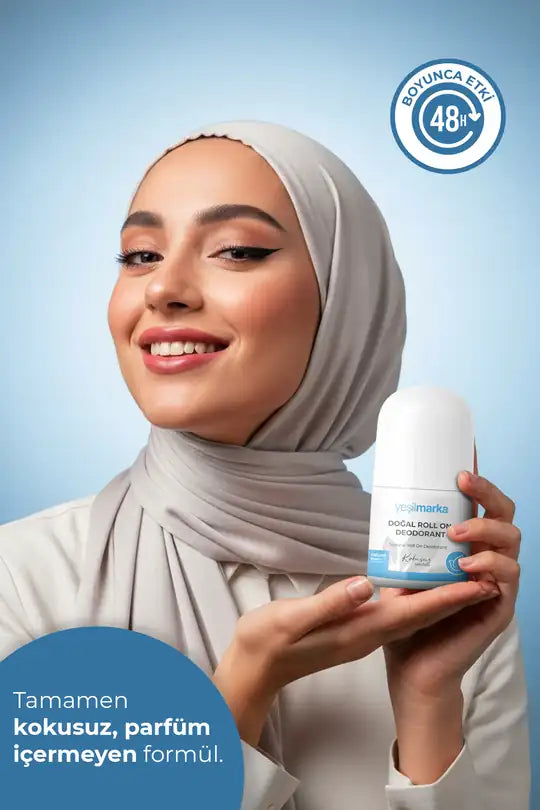Kokusuz, parfüm içermeyen doğal deodorant formülünü kullanan bir kadın