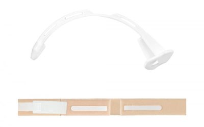 Primed OPTIMA Basic Cuff trakeostomi kanülü setindeki obtüratör ve boyun bağı